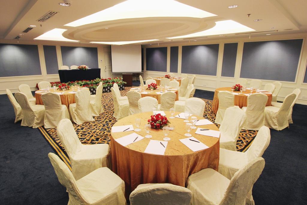 Harmoni One Convention Hotel And Service Apartments Batam Exteriör bild
