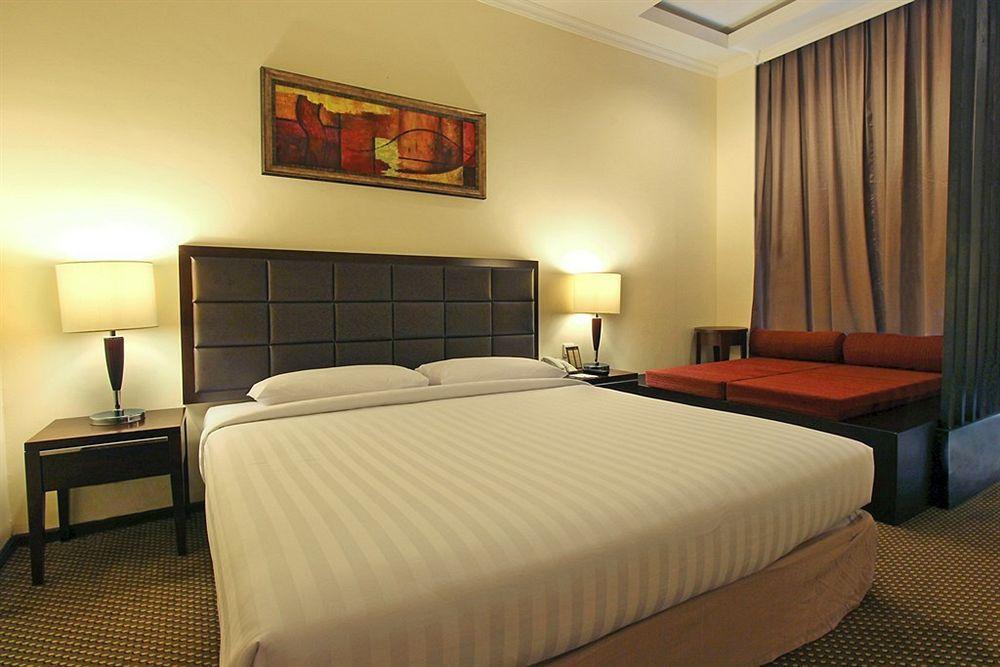 Harmoni One Convention Hotel And Service Apartments Batam Exteriör bild