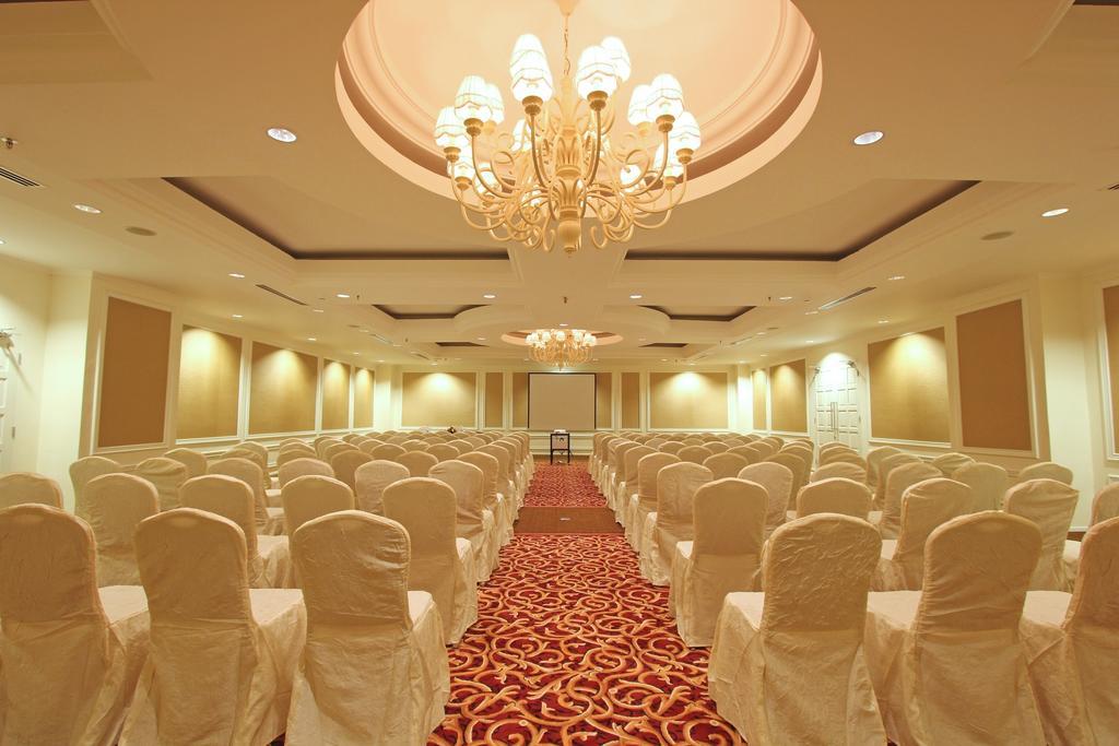 Harmoni One Convention Hotel And Service Apartments Batam Exteriör bild