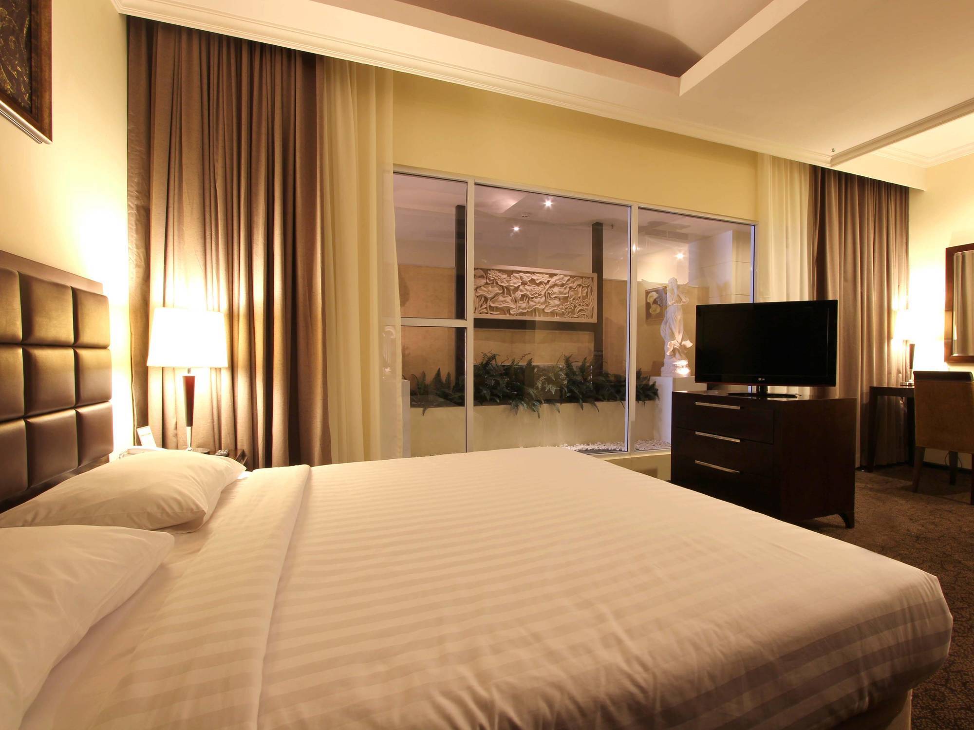 Harmoni One Convention Hotel And Service Apartments Batam Exteriör bild