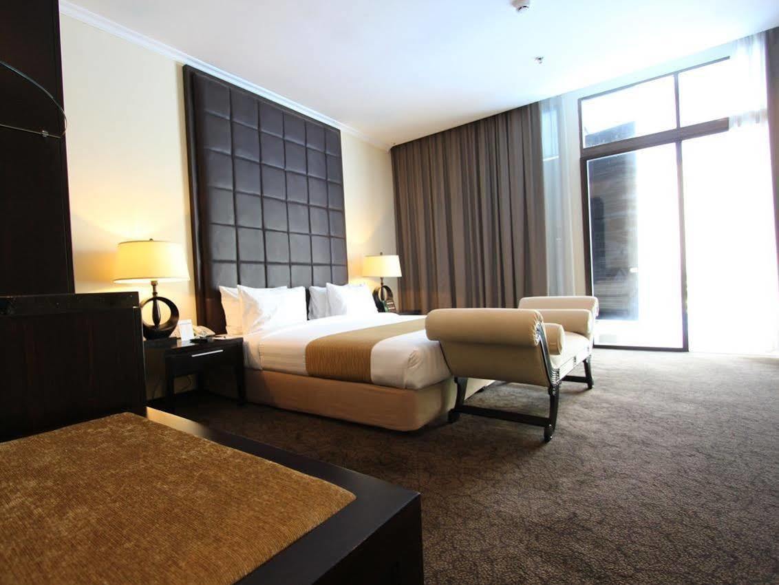 Harmoni One Convention Hotel And Service Apartments Batam Exteriör bild