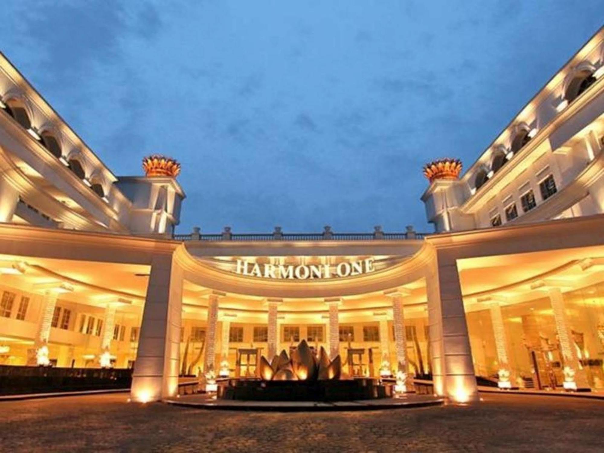 Harmoni One Convention Hotel And Service Apartments Batam Exteriör bild