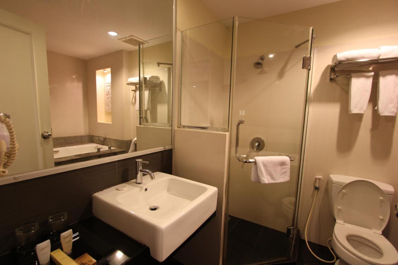 Harmoni One Convention Hotel And Service Apartments Batam Exteriör bild
