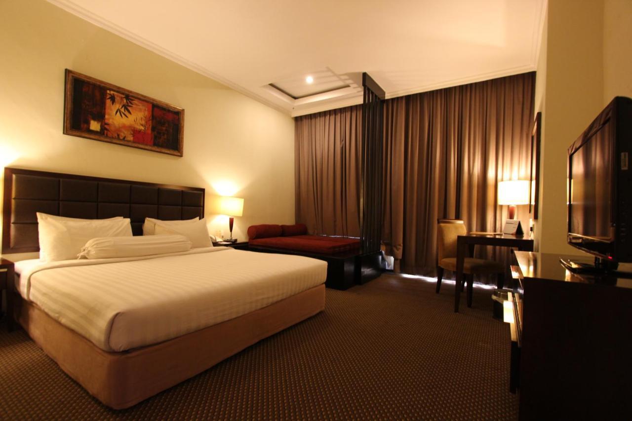 Harmoni One Convention Hotel And Service Apartments Batam Exteriör bild