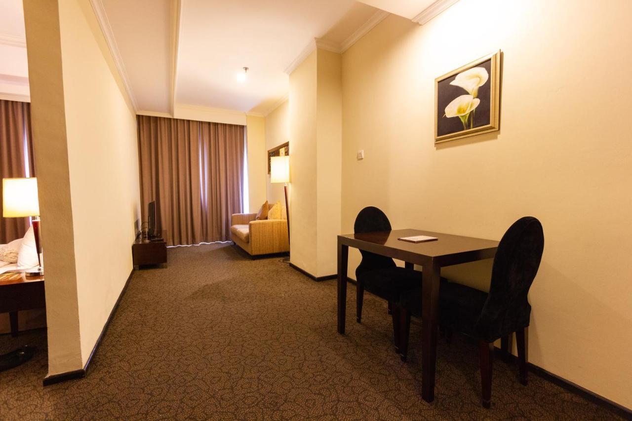 Harmoni One Convention Hotel And Service Apartments Batam Exteriör bild