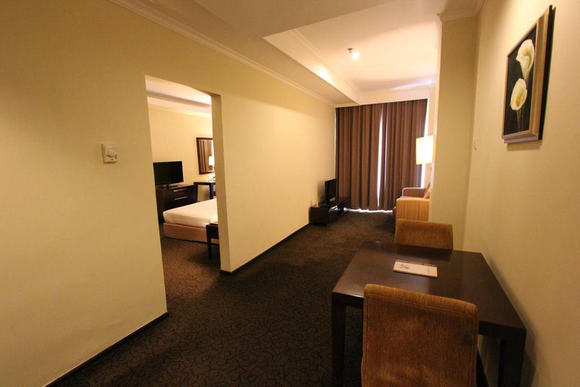 Harmoni One Convention Hotel And Service Apartments Batam Exteriör bild